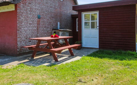 Saarah - 25Km from the Sea: Dach, Haus, Zuhause, Hütte, Tür, Abstellgleis, Deck, Veranda, Planke, Hartholz