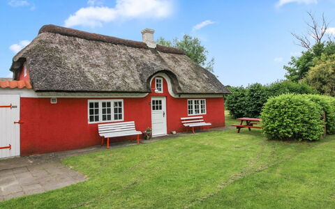 Saarah - 25Km from the Sea: Dach, Haus, Zuhause, Hütte, Tür, Abstellgleis, Deck, Veranda, Planke, Hartholz