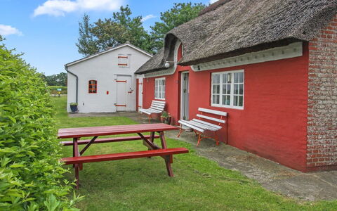 Saarah - 25Km from the Sea: Dach, Haus, Zuhause, Hütte, Tür, Abstellgleis, Deck, Veranda, Planke, Hartholz