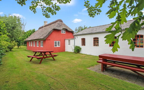 Saarah - 25Km from the Sea: Dach, Haus, Zuhause, Hütte, Tür, Abstellgleis, Deck, Veranda, Planke, Hartholz