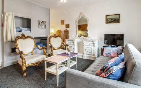 Ahvo - 22Km from the Sea: Möbel, Interior Design, Flooring, Fussboden, Zimmer, Couch, Wohnzimmer, Decke, Bilderrahmen, Beleuchtung