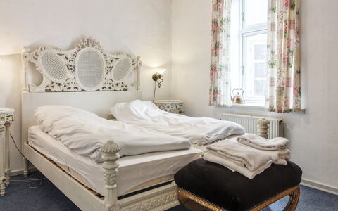Ahvo - 22Km from the Sea: Möbel, Bett, Schlafzimmer, Interior Design, Bedding, Wand, Bettdecke, Fussboden, Linens, Flooring