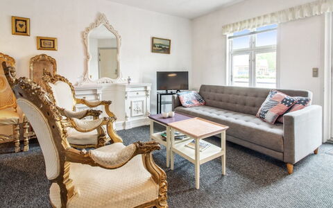 Ahvo - 22Km from the Sea: Möbel, Interior Design, Flooring, Couch, Holz, Fussboden, Zimmer, Wohnzimmer, Beleuchtung, Decke