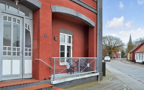 Ahvo - 22Km from the Sea: Wand, Tür, Verbundwerkstoff, Eisen, Schiebefenster, Mauerwerk, Farbe, Backstein, Home Door
