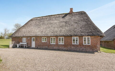 Inda - 10Km from the Sea: Gras, Haus, Dach, Zuhause, Hütte, Strauch, Grundstueck, Ländliches Gebiet, Bauernhaus, Ground