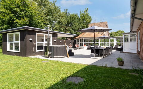 Gabriele - 17Km from the Sea: Dach, Zuhause, Tür, Hütte, Schatten, Abstellgleis, Garten, Estate, Hinterhof