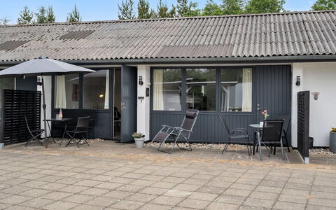 Iida - 20Km from the Sea: Möbel, Interior Design, Stuhl, Flooring, Tabelle, Resort, Fussboden, Decke, Zimmer, Eco Hotel