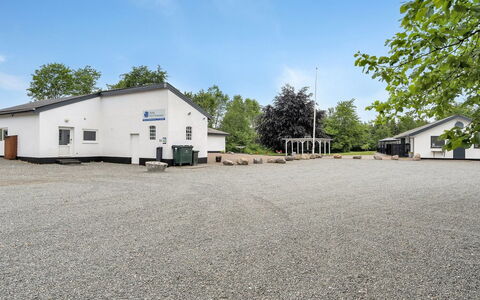 Iida - 20Km from the Sea: Möbel, Interior Design, Stuhl, Flooring, Tabelle, Resort, Fussboden, Decke, Zimmer, Eco Hotel