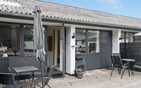 Arne - 20Km from the Sea: Blau, Strauch, Hütte, Ground, Garten, Estate, Schatten, Landscaping, Bauernhaus, Eco Hotel