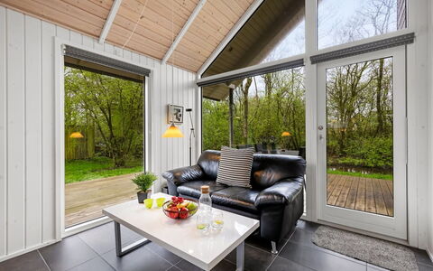 Ketilbiorn - 1.2Km to the Fjord: Decke, Interior Design, Wohnzimmer, Hütte, Gartenbauten, Couch, Hartholz, Zimmerpflanze, Stuhl