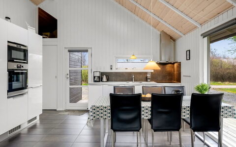 Ketilbiorn - 1.2Km to the Fjord: Decke, Holz, Küche, Interior Design, Flooring, Countertop, Fussboden, Light Fixture, Zuhause, Zimmer