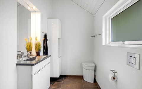 Ketilbiorn - 1.2Km to the Fjord: Flooring, Armatur, Interior Design, Fussboden, Sinken, Decke, Badezimmer, Zapfhahn, Installation, Toilette