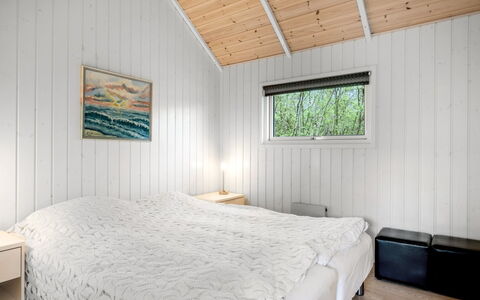 Ketilbiorn - 1.2Km to the Fjord: Holz, Schlafzimmer, Bett, Flooring, Decke, Bettdecke, Fussboden, Bedding, Interior Design, Bettrahmen