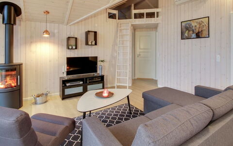 Gertrude - 1.1Km to the Fjord: Flooring, Interior Design, Fussboden, Holz, Decke, Wohnzimmer, Holzboden, Zimmer, Möbel, Couch