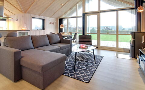 Gertrude - 1.1Km to the Fjord: Holz, Möbel, Flooring, Couch, Decke, Interior Design, Wohnzimmer, Fussboden, Holzboden