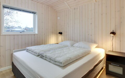 Gertrude - 1.1Km to the Fjord: Holz, Schlafzimmer, Interior Design, Decke, Flooring, Bett, Fussboden, Zimmer, Bedding, Bettdecke