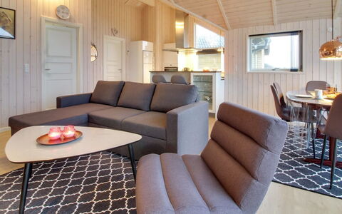 Gertrude - 1.1Km to the Fjord: Holz, Flooring, Interior Design, Fussboden, Möbel, Couch, Decke, Zimmer, Wohnzimmer, Zuhause