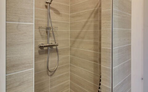 Gertrude - 1.1Km to the Fjord: Wand, Flooring, Fussboden, Badezimmer, Armatur, Interior Design, Fliese, Verbundwerkstoff, Installation, Duschkopf