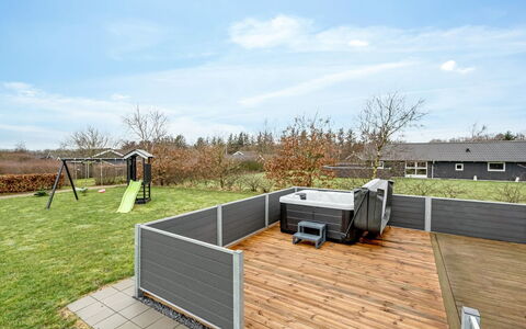 Gertrude - 1.1Km to the Fjord: Verbundwerkstoff, Deck, Garten, Zaun, Hinterhof, Garten, Hartholz, Holzbeize, Gartenbauten, Planke