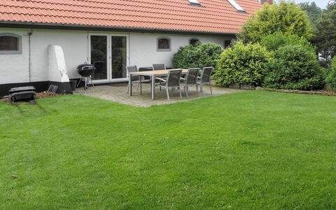 Beatha - 25Km to the Fjord: Gras, Garten, Strauch, Rasen, Grundstueck, Zuhause, Hinterhof, Ground