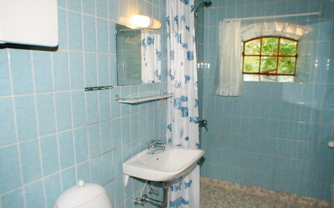 Beatha - 25Km to the Fjord: Badezimmer, Armatur, Bad Sink, Flooring, Interior Design, Fussboden, Sinken, Installation, Zapfhahn, Fliese