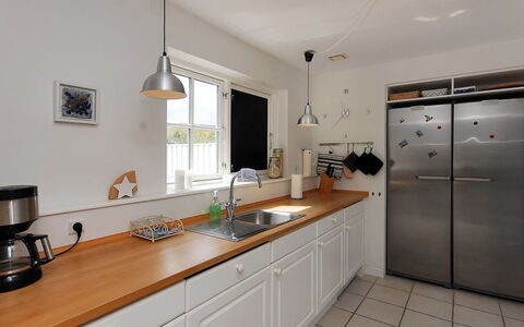 Alita - 1.2Km from the Sea: Küche, Countertop, Flooring, Interior Design, Küchengerät, Holz, Cabinetry, Möbel, Fussboden, Zimmer
