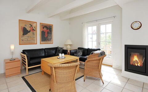Alita - 1.2Km from the Sea: Möbel, Flooring, Interior Design, Fussboden, Holz, Couch, Wohnzimmer, Zimmer, Bilderrahmen, Holzboden
