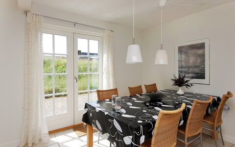 Alita - 1.2Km from the Sea: Möbel, Interior Design, Stuhl, Flooring, Tabelle, Holz, Fussboden, Decke, Esszimmer, Küche & Esszimmer Tisch