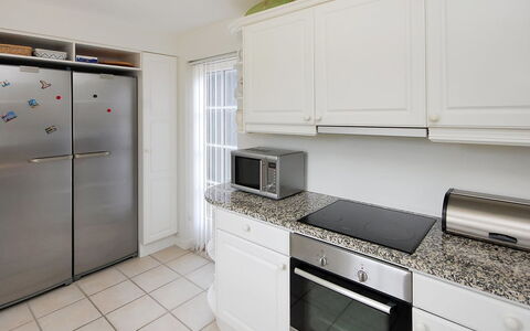 Alita - 1.2Km from the Sea: Küchengerät, Küche, Countertop, Cabinetry, Major Appliance, Flooring, Interior Design, Haushaltsgerät, Möbel, Fussboden