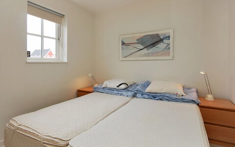 Alita - 1.2Km from the Sea: Holz, Fussboden, Flooring, Möbel, Interior Design, Schlafzimmer, Bett, Zimmer, Decke, Linens