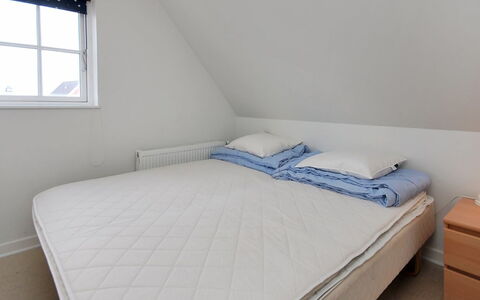 Alita - 1.2Km from the Sea: Schlafzimmer, Holz, Fussboden, Flooring, Bett, Bedding, Bettdecke, Linens, Zimmer