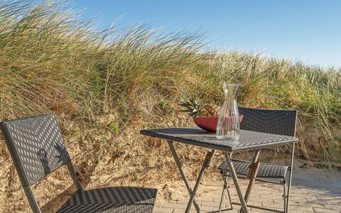 Matias - 150M from the Sea: Wohngebiet, Dach, Vorort, Auffahrt, Estate, Kamin