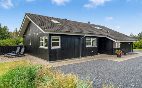 Asel - 4Km from the Sea: Blau, Strauch, Hütte, Ground, Garten, Estate, Schatten, Landscaping, Bauernhaus, Eco Hotel