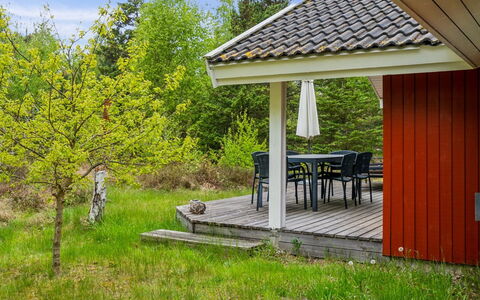 Niglæs - 700M from the Sea: Schwimmbad, Gartenmöbel, Möbel, Resort, Flagstone, Eco Hotel, Schatten, Stuhl, Freizeit, Estate