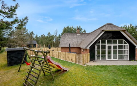 Dorris - 4.3Km from the Sea: Möbel, Interior Design, Flooring, Holz, Fussboden, Decke, Holzboden, Stuhl, Tabelle, Beleuchtung