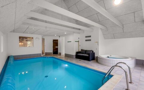 Dorris - 4.3Km from the Sea: Möbel, Interior Design, Flooring, Holz, Fussboden, Decke, Holzboden, Stuhl, Tabelle, Beleuchtung