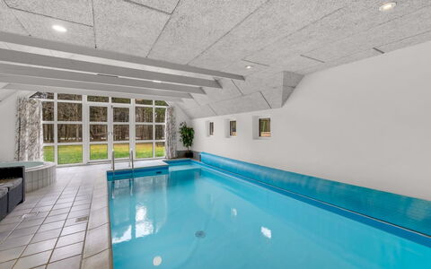 Dorris - 4.3Km from the Sea: Möbel, Interior Design, Flooring, Holz, Fussboden, Decke, Holzboden, Stuhl, Tabelle, Beleuchtung