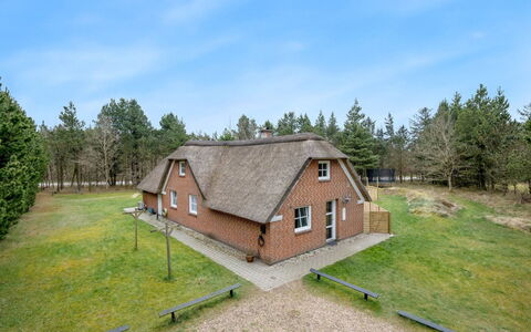 Dorris - 4.3Km from the Sea: Möbel, Interior Design, Flooring, Holz, Fussboden, Decke, Holzboden, Stuhl, Tabelle, Beleuchtung