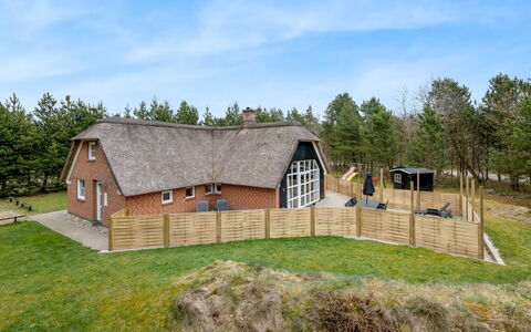 Dorris - 4.3Km from the Sea: Möbel, Interior Design, Flooring, Holz, Fussboden, Decke, Holzboden, Stuhl, Tabelle, Beleuchtung