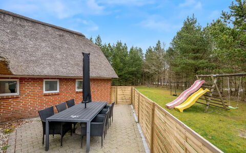 Dorris - 4.3Km from the Sea: Möbel, Interior Design, Flooring, Holz, Fussboden, Decke, Holzboden, Stuhl, Tabelle, Beleuchtung