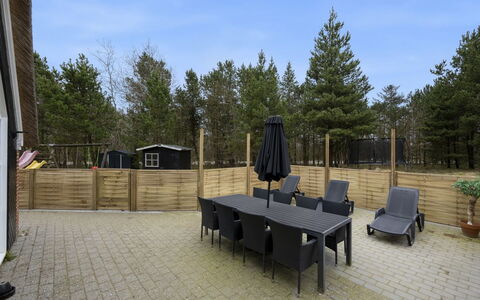Dorris - 4.3Km from the Sea: Möbel, Interior Design, Flooring, Holz, Fussboden, Decke, Holzboden, Stuhl, Tabelle, Beleuchtung