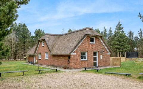 Dorris - 4.3Km from the Sea: Möbel, Interior Design, Flooring, Holz, Fussboden, Decke, Holzboden, Stuhl, Tabelle, Beleuchtung