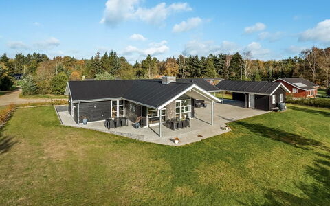 Geri - 700M from the Sea: Dach, Haus, Zuhause, Hütte, Tür, Abstellgleis, Deck, Veranda, Planke, Hartholz