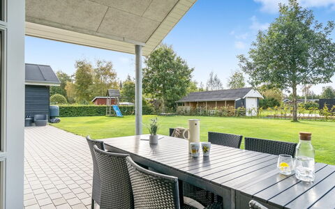 Geri - 700M from the Sea: Dach, Haus, Zuhause, Hütte, Tür, Abstellgleis, Deck, Veranda, Planke, Hartholz