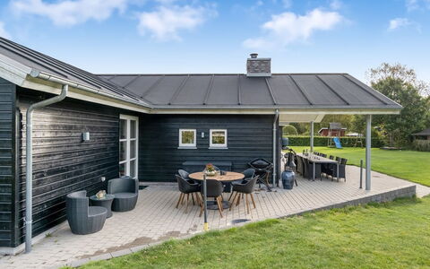 Geri - 700M from the Sea: Dach, Haus, Zuhause, Hütte, Tür, Abstellgleis, Deck, Veranda, Planke, Hartholz
