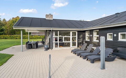 Geri - 700M from the Sea: Dach, Haus, Zuhause, Hütte, Tür, Abstellgleis, Deck, Veranda, Planke, Hartholz