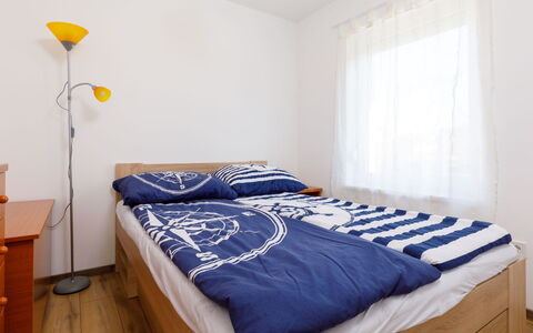 Honey: Himmel, Wasser, Eigentum, Stuhl, Schatten, Holz, Interior Design, Gewässer, Fussboden, Gartenmöbel