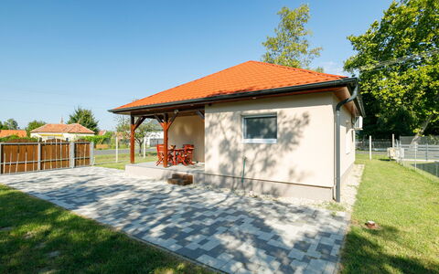 Honey: Himmel, Eigentum, Pflanze, Gebäude, Baum, Schatten, Grundstueck, Tür, Haus, Fenster