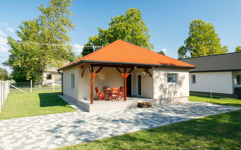 Honey: Himmel, Pflanze, Gebäude, Fenster, Baum, Tür, Schatten, Haus, Gras, Hütte