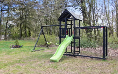 Eckhart - 30Km from the Sea: Spielplatz Rutsche, Spielmittel, Rutsche, Spielplatz, Park, Hinterhof, Zaun